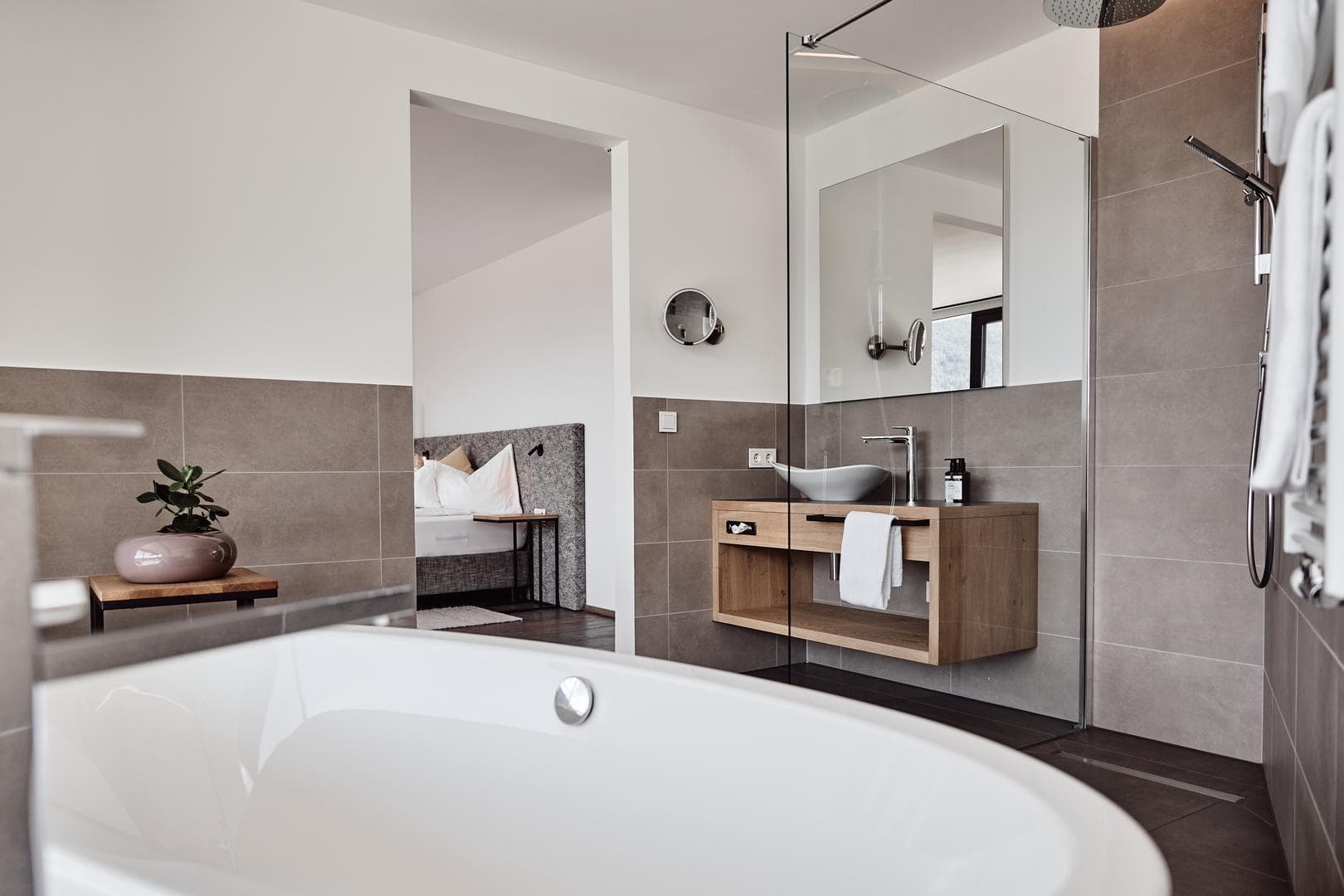 Eck-Suite mit Badewanne - Bild 6